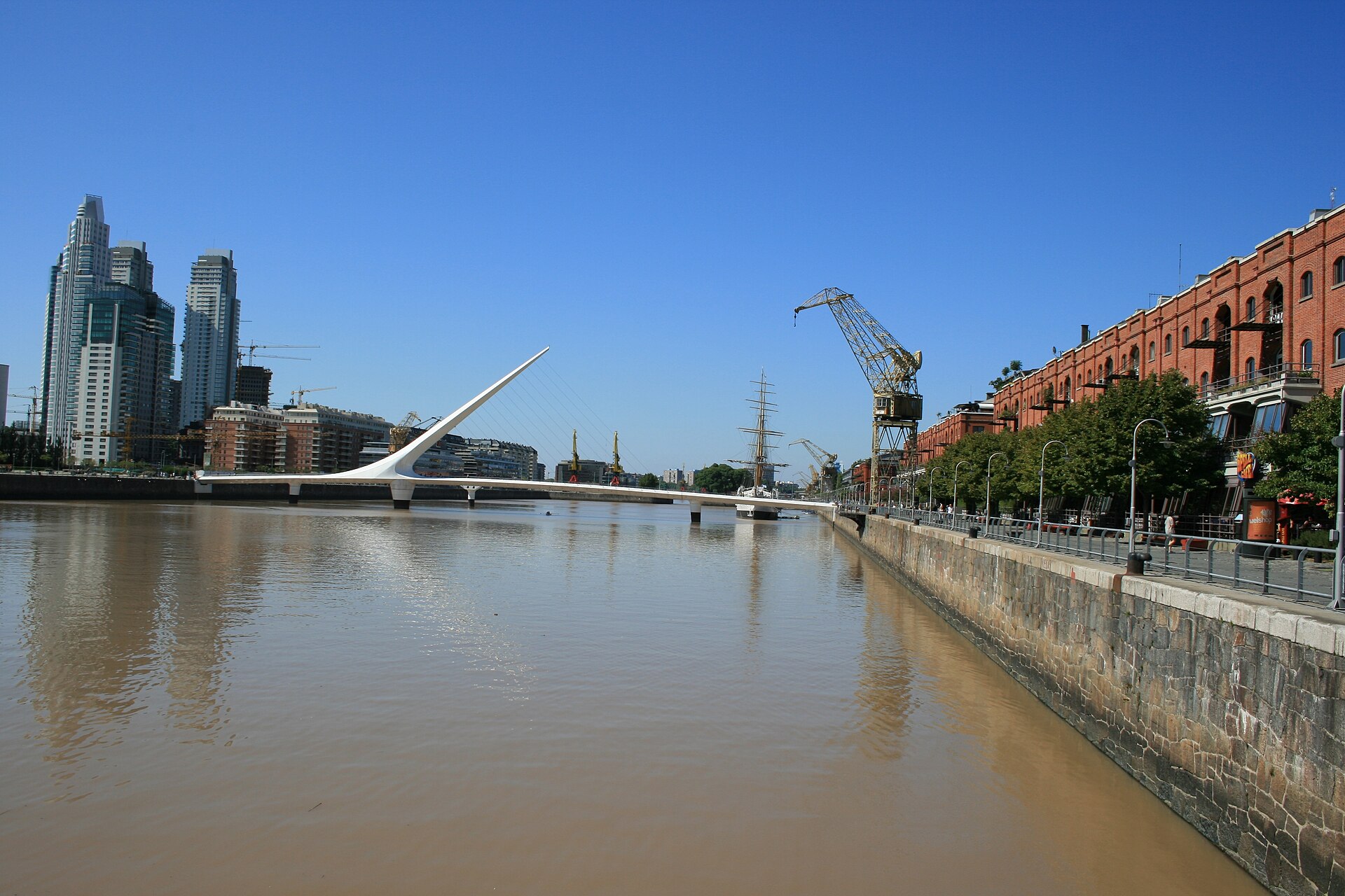 Vista urbana de Puerto Madero y edificios de Buenos Aires