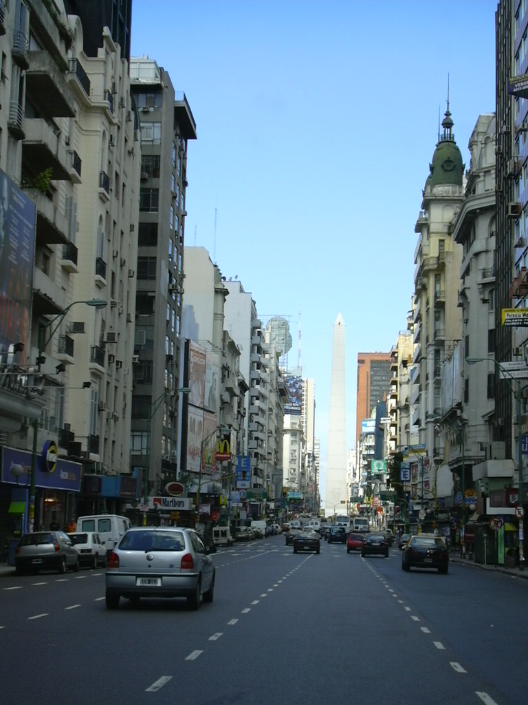 Avenida Corrientes en Buenos Aires con edificios y movimiento urbano