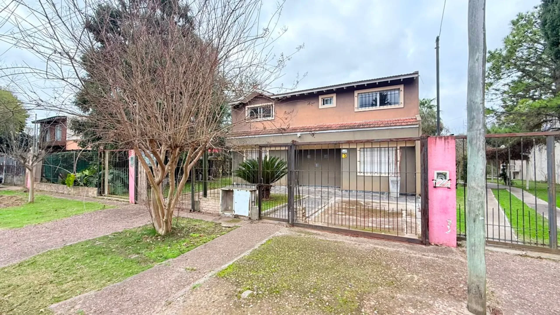 VENDE TERRENO CON 2 DUPLEX Y PILETA 368M2 TOT foto 2