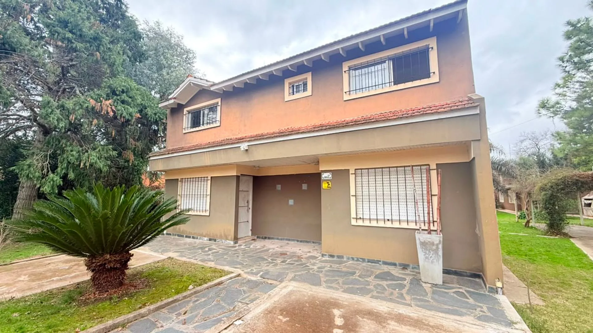 VENDE TERRENO CON 2 DUPLEX Y PILETA 368M2 TOT foto 4
