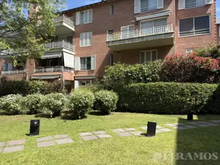 Departamento en dos plantas con jardín, ascensor propio y 4 cocheras foto 2