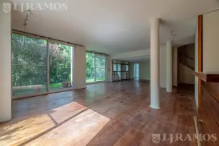 Departamento en dos plantas con jardín, ascensor propio y 4 cocheras foto 4