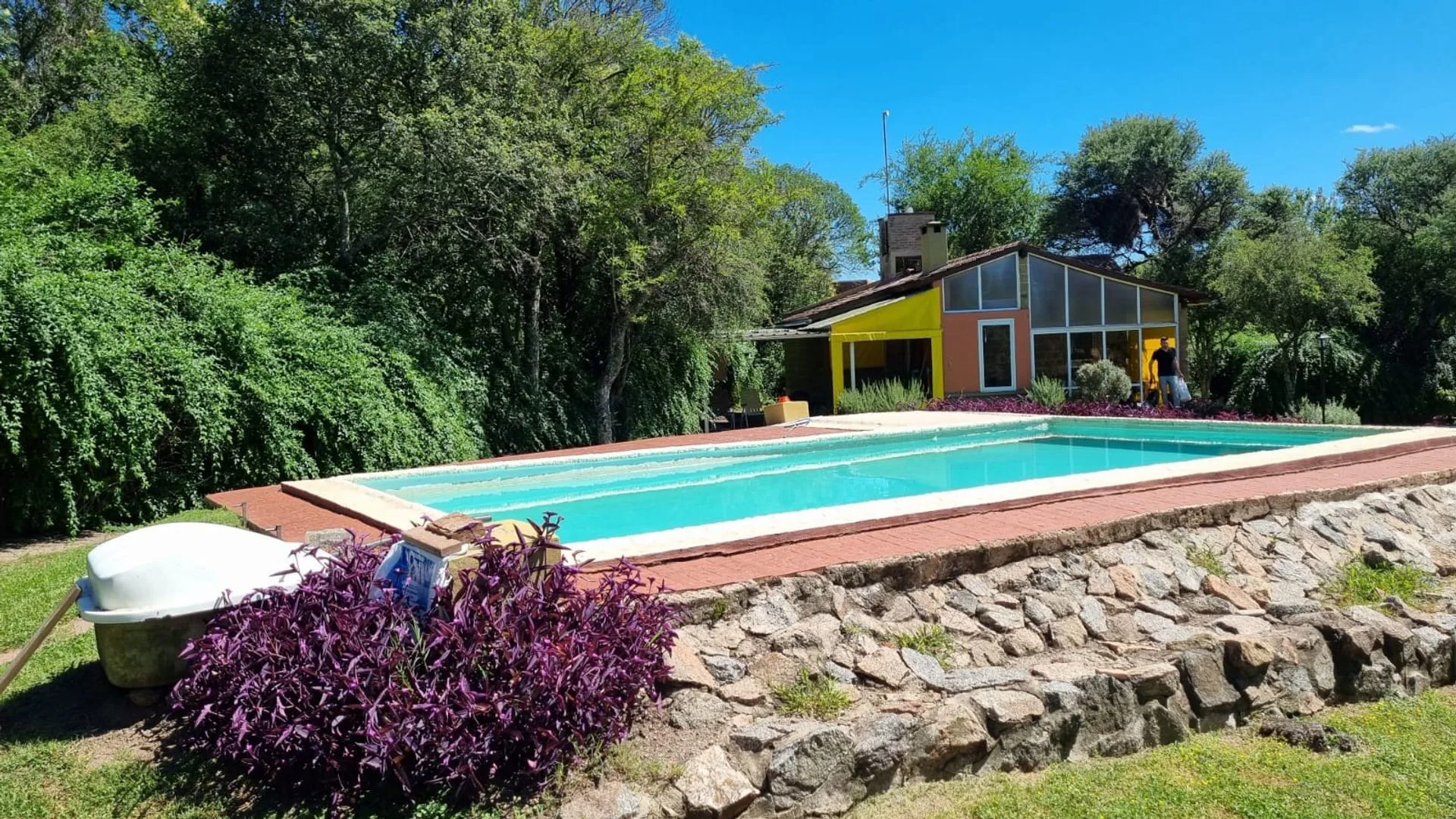 PERMUTA VENDE 3 CASAS CON 2 PILETAS LA GRANJA foto 2