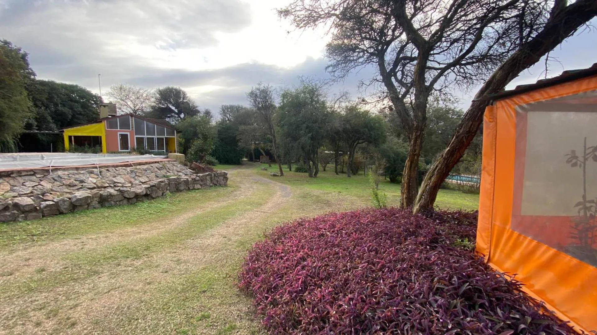 PERMUTA VENDE 3 CASAS CON 2 PILETAS LA GRANJA foto 3