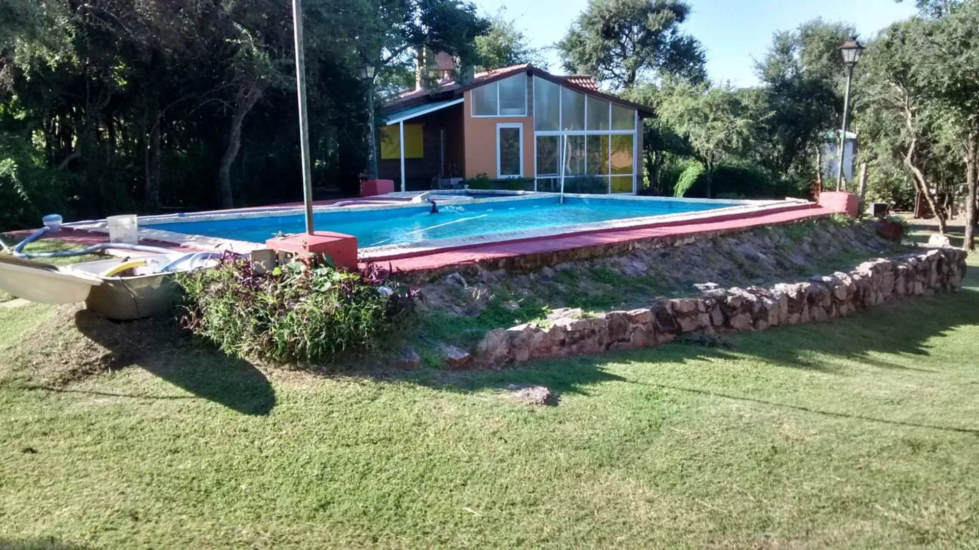 PERMUTA VENDE 3 CASAS CON 2 PILETAS LA GRANJA foto 4