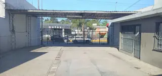 Alquiler de local con playón en sobre Avenida Hipólito Yrigoyen foto 2