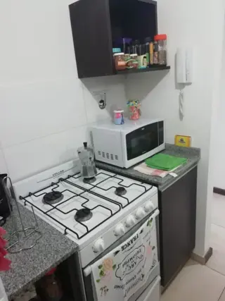 ALQUILER SIN MUEBLES AMPLIO DEPTO. UN AMBIENTE CON BALCON MUY LUMINOSO foto 3