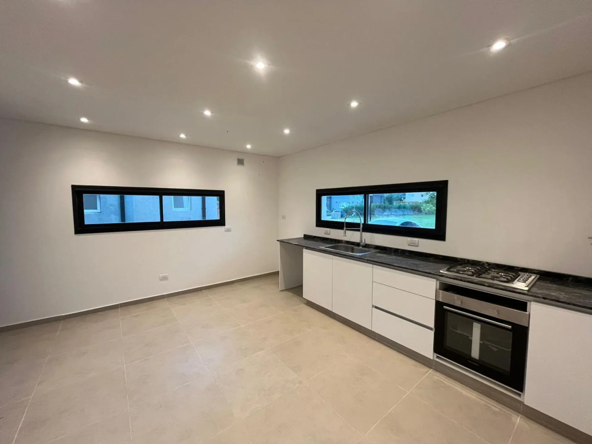 Venta Casa  Estrenar 4 ambientes bario Santa Lucia foto 3