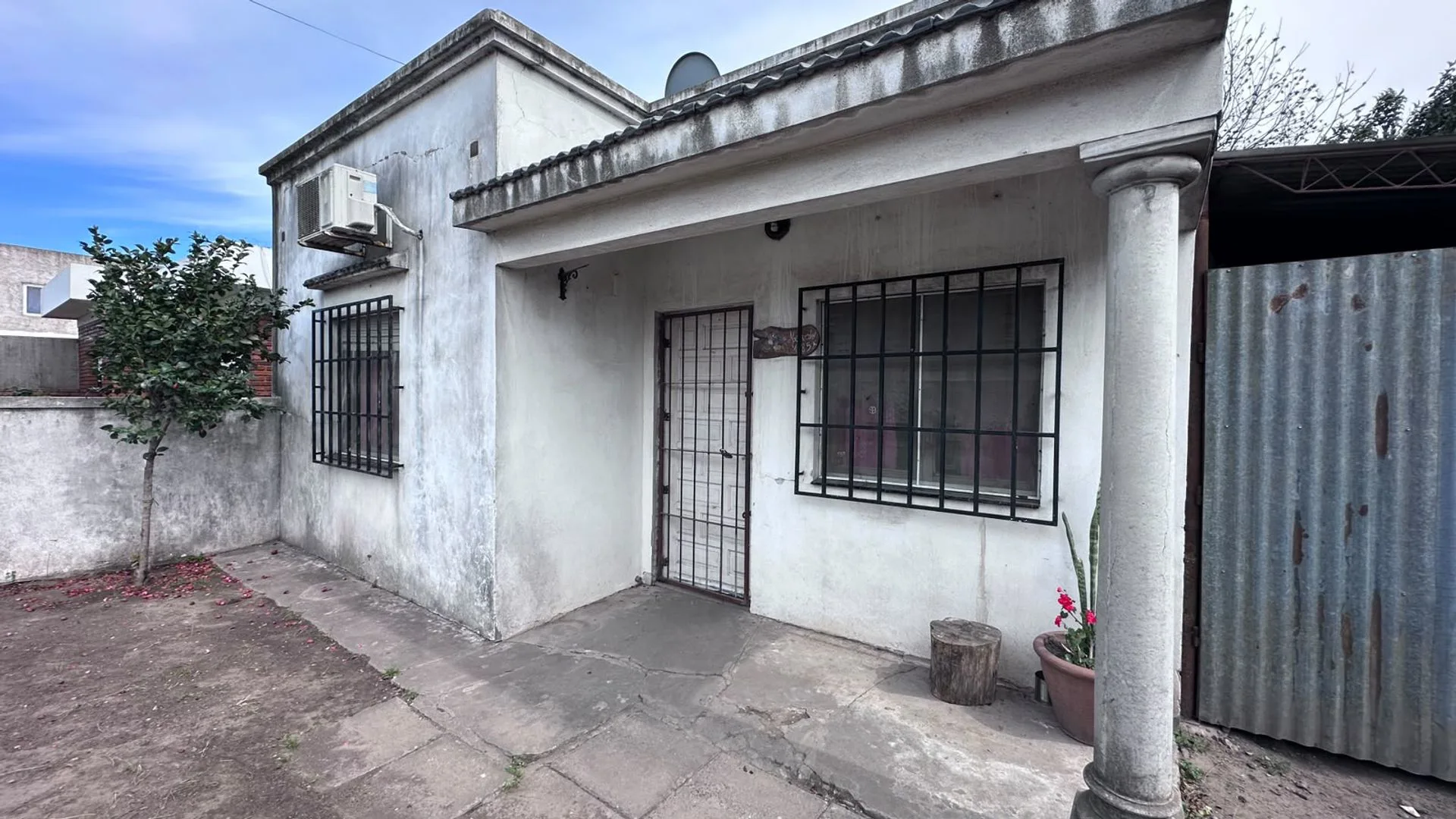 VENTA CASA 2 HAB COCHERA AMPLIO TERRENO foto 2