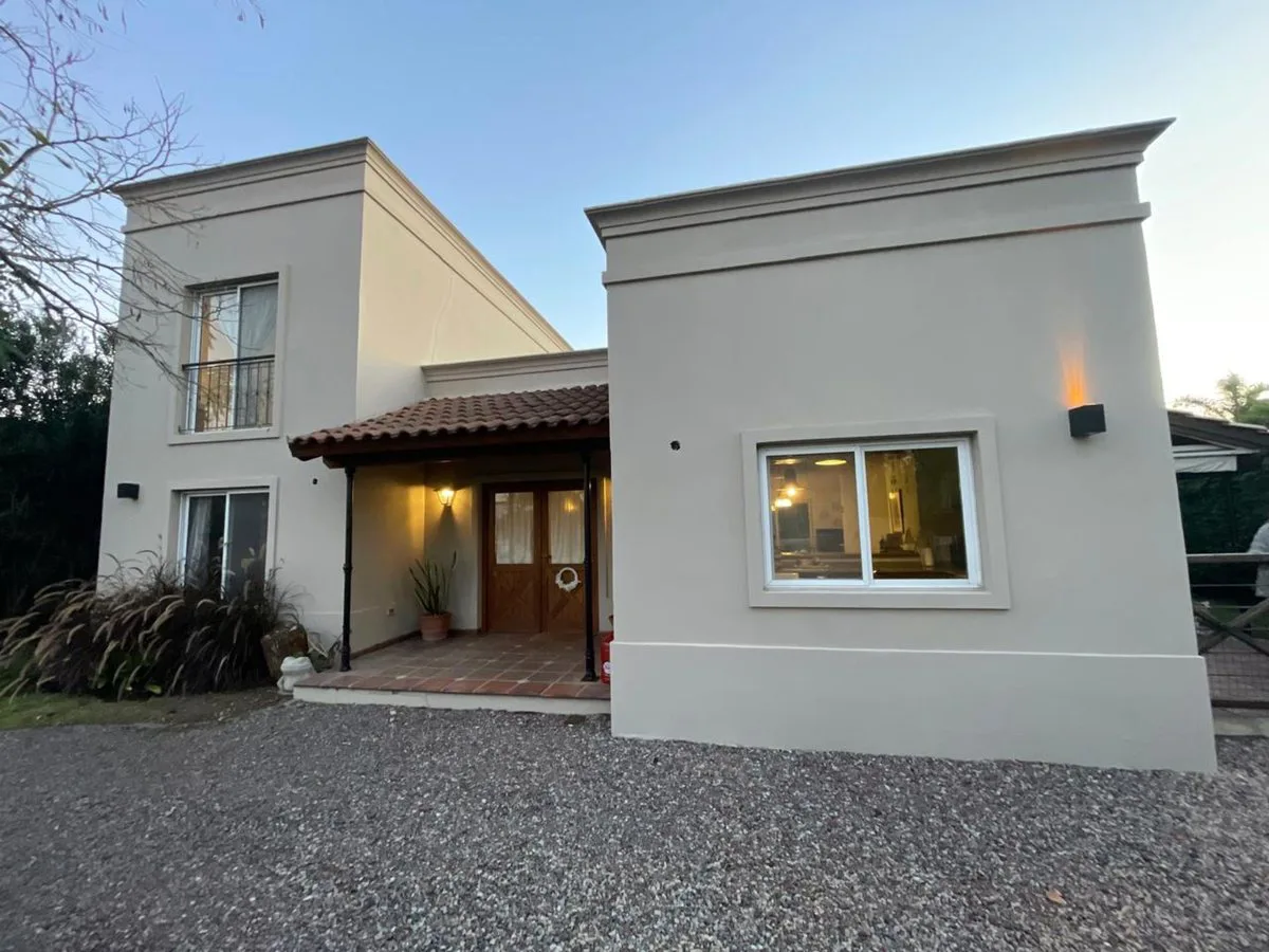HERMOSA CASA EN VENTA BARRIO EL MIRASOL PILAR foto 2
