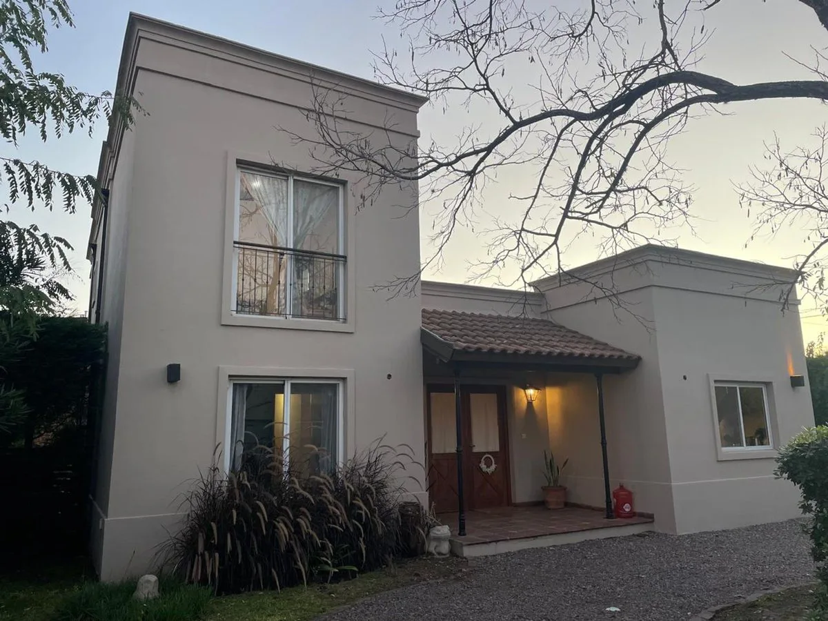 HERMOSA CASA EN VENTA BARRIO EL MIRASOL PILAR foto 3