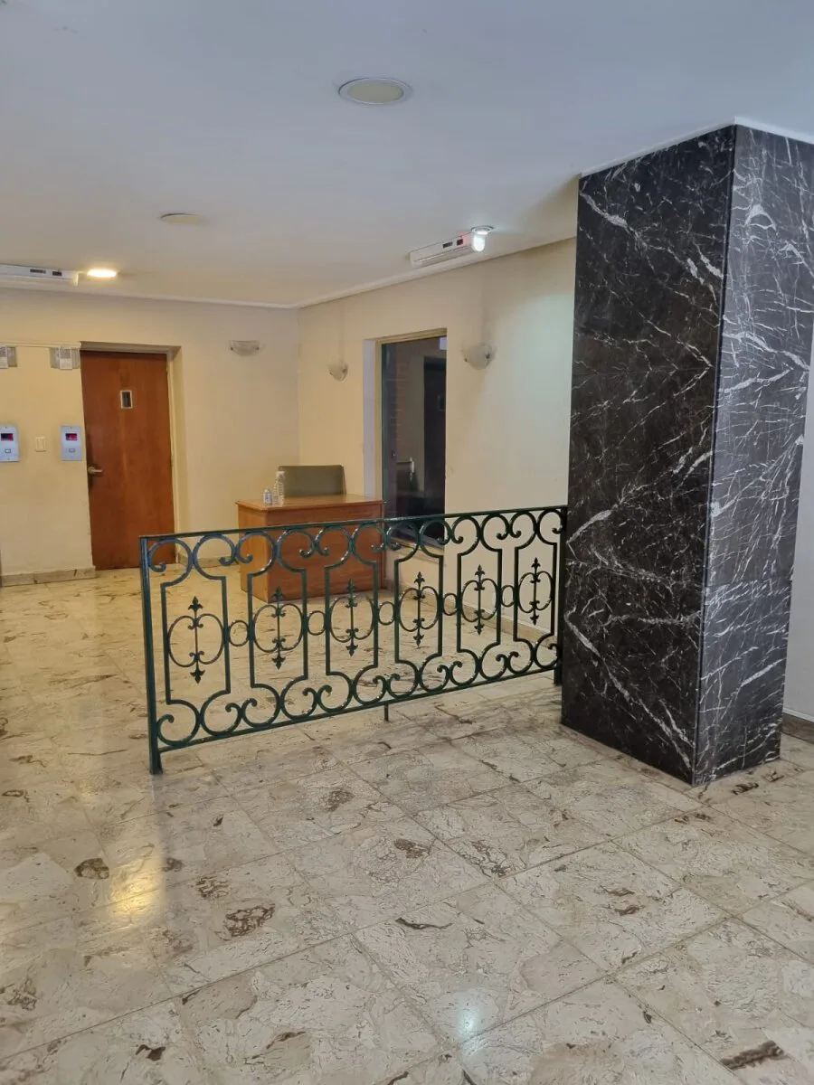 Venta precioso departamento de 3 ambientes con dependencia, baño de servicio y baulera foto 2