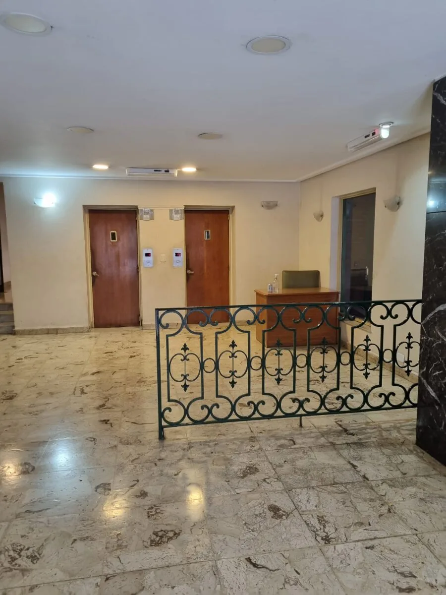 Venta precioso departamento de 3 ambientes con dependencia, baño de servicio y baulera foto 3