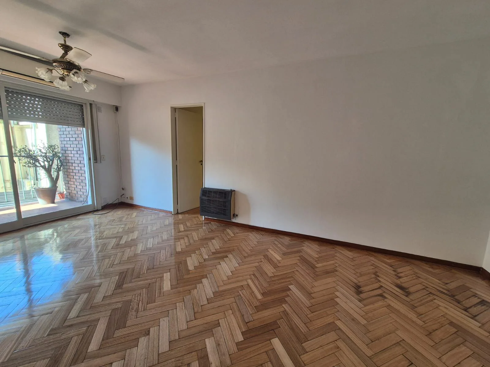 Venta precioso departamento de 3 ambientes con dependencia, baño de servicio y baulera foto 5
