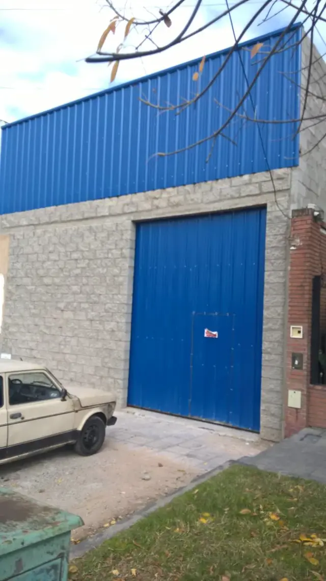 Galpón Inmejorable ubicación, a metros de la Autopista. Terreno de 8.66 m2 x 61 m2. Sup. cub. 533 m2