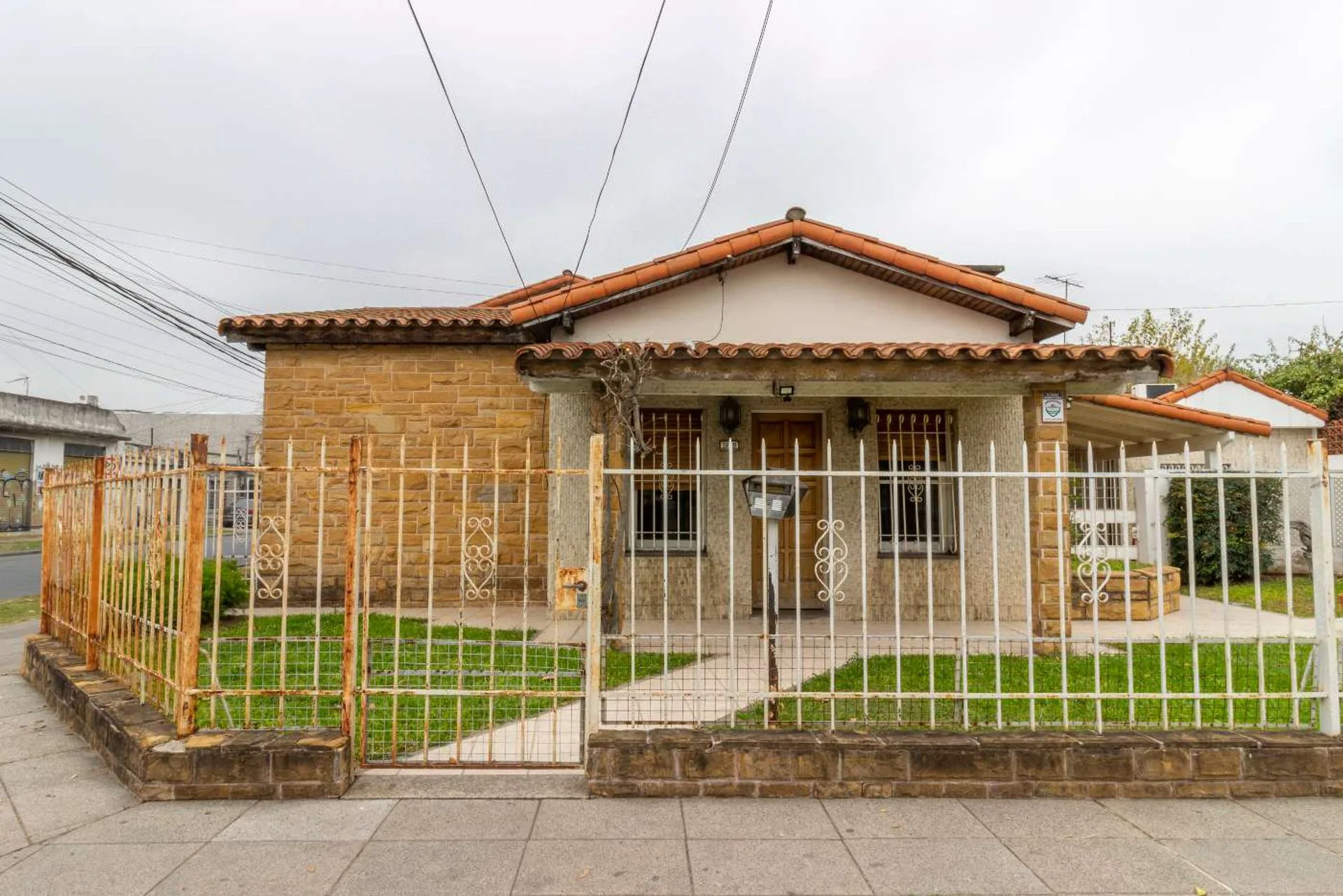 VENTA CASA 4 AMBIENTES EN MORON - CON 2 COCHERAS foto 2