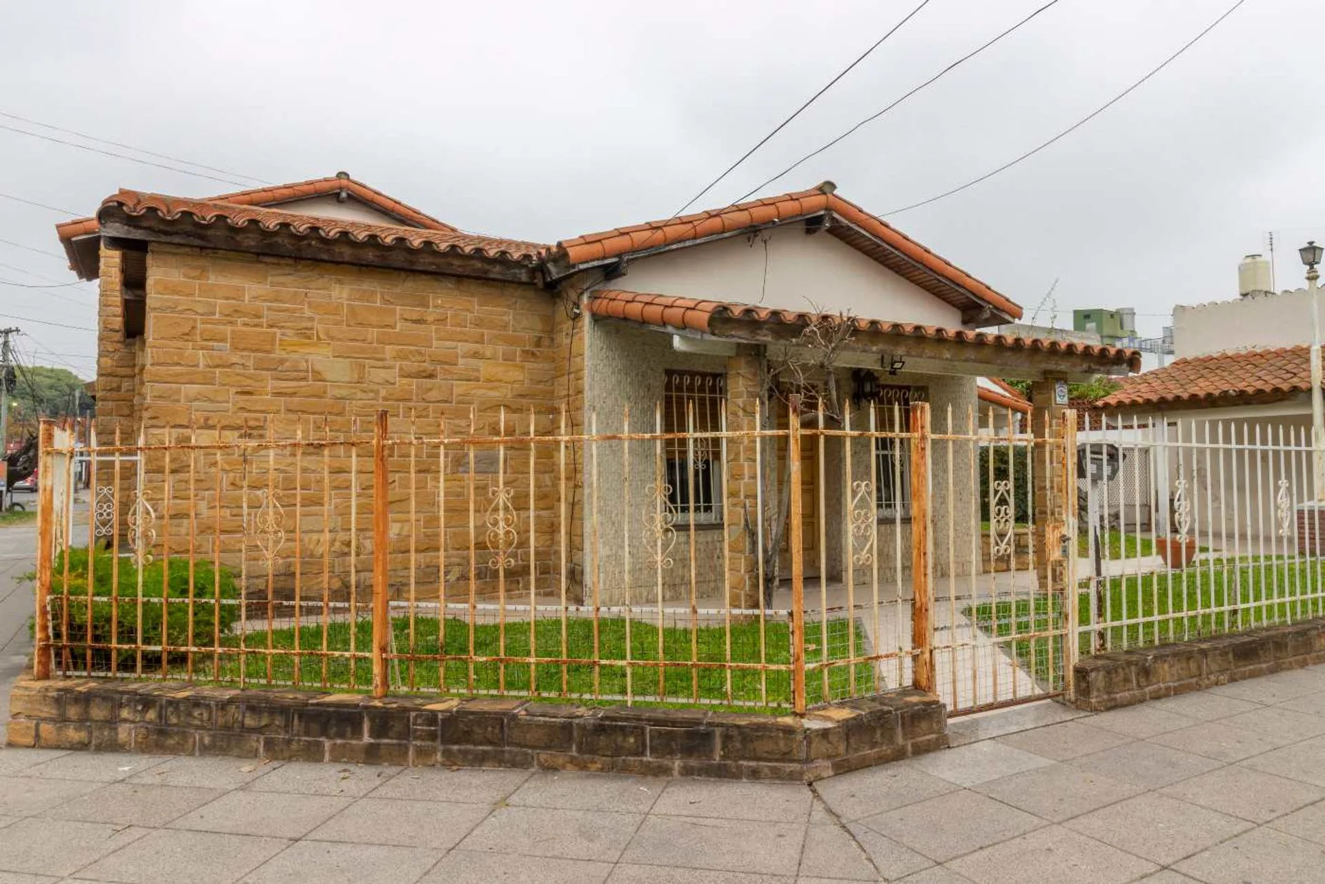 VENTA CASA 4 AMBIENTES EN MORON - CON 2 COCHERAS foto 3