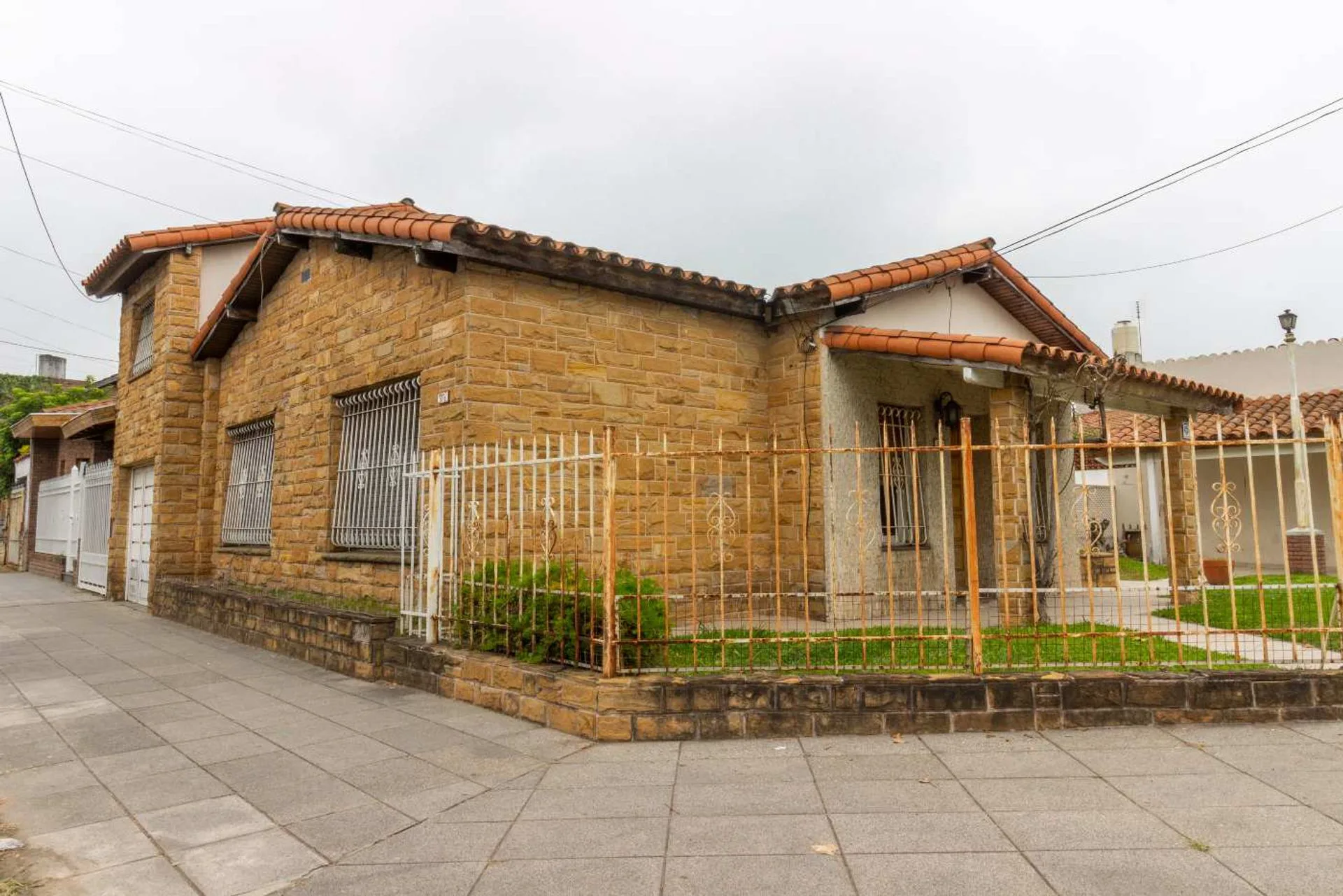 VENTA CASA 4 AMBIENTES EN MORON - CON 2 COCHERAS foto 4