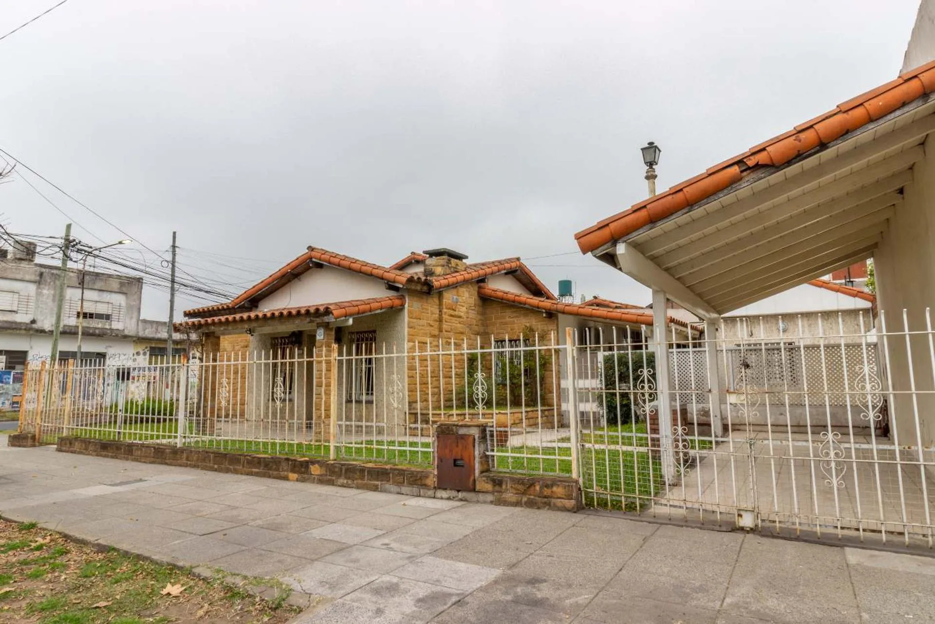 VENTA CASA 4 AMBIENTES EN MORON - CON 2 COCHERAS foto 5