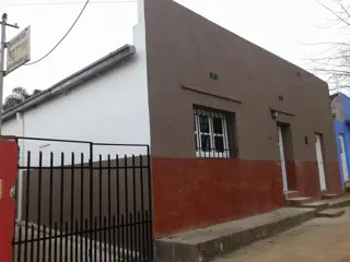 EXCELENTE PROPIEDAD DE 4 AMBIENTES CON ENTRADA DE AUTOS SOBRE LOTE DE 15X50 foto 2