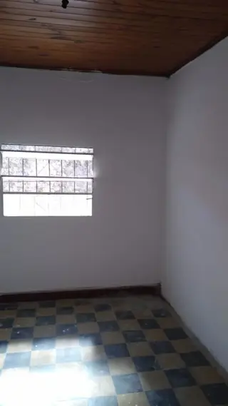 EXCELENTE PROPIEDAD DE 4 AMBIENTES CON ENTRADA DE AUTOS SOBRE LOTE DE 15X50 foto 3