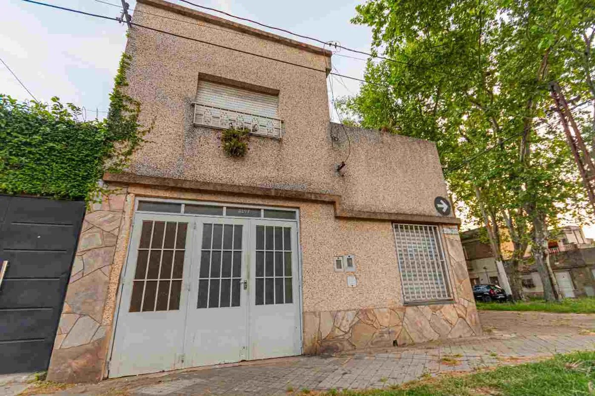 VENTA DE CASA 6 DORMITORIOS, LOCAL Y COCHERA foto 2