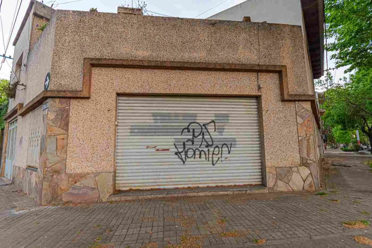 VENTA DE CASA 6 DORMITORIOS, LOCAL Y COCHERA foto 3