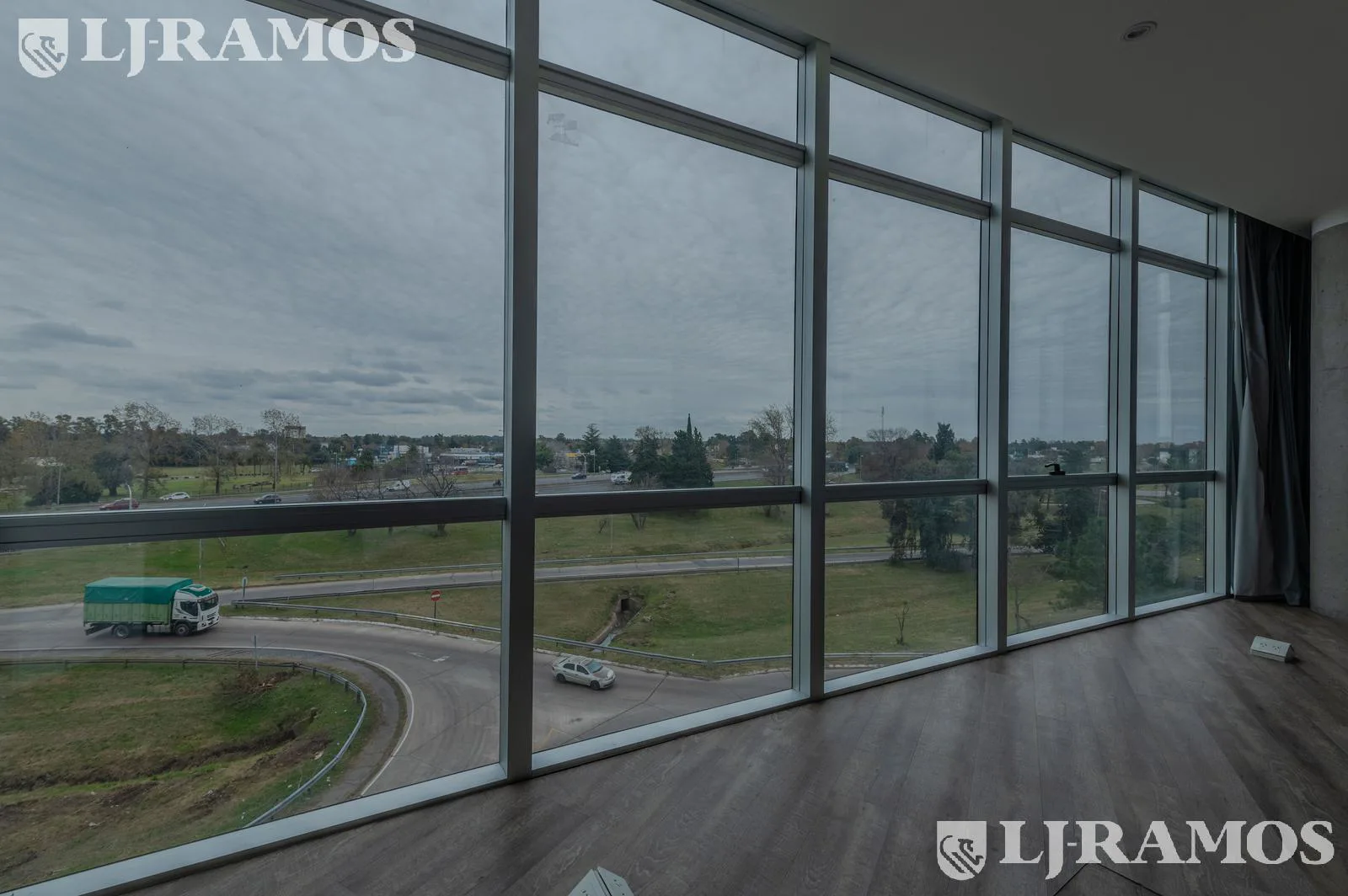 Oficinas SportClub en Escobar!  Excelente ubicación - PG foto 5