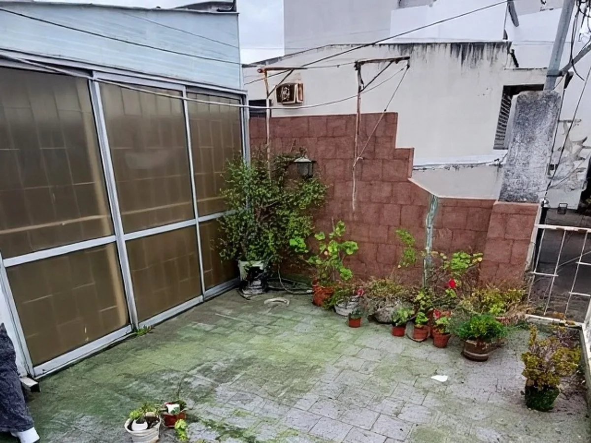 CASA 2 DORMITORIOS EN VENTA LA PLATA + LOCAL foto 2