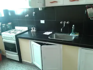 departamento para 5 personas a una cuadra de la peatonal,con 2 dormitorios,baño,living-comedor,cocina,parrilla y cochera foto 2