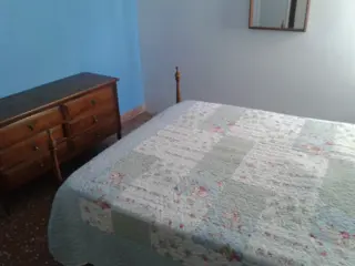 departamento para 5 personas a una cuadra de la peatonal,con 2 dormitorios,baño,living-comedor,cocina,parrilla y cochera foto 3