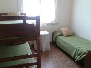 departamento para 5 personas a una cuadra de la peatonal,con 2 dormitorios,baño,living-comedor,cocina,parrilla y cochera foto 5