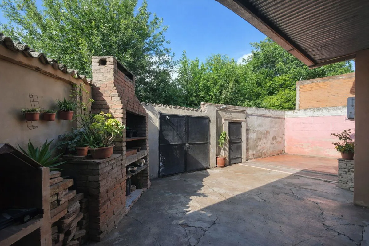 CASA ESQUINA-AMPLIO TERRENO Y POTENCIAL COMERCIAL foto 2