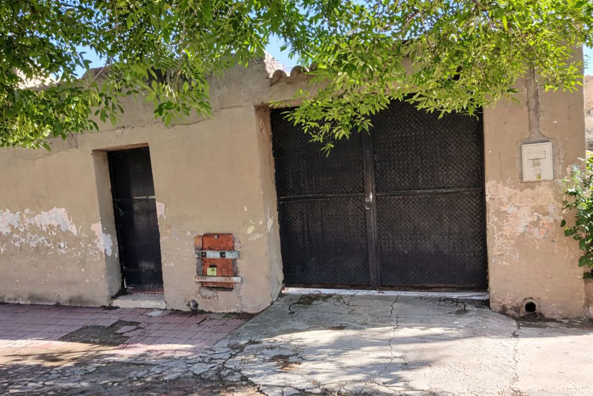 CASA ESQUINA-AMPLIO TERRENO Y POTENCIAL COMERCIAL foto 3