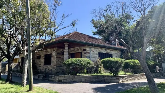 Amplio Chalet En Esquina Con Jardín, Patio Y Doble Entrada - Gendra Propiedades