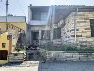 Amplio Chalet En Esquina Con Jardín, Patio Y Doble Entrada - Gendra Propiedades foto 2