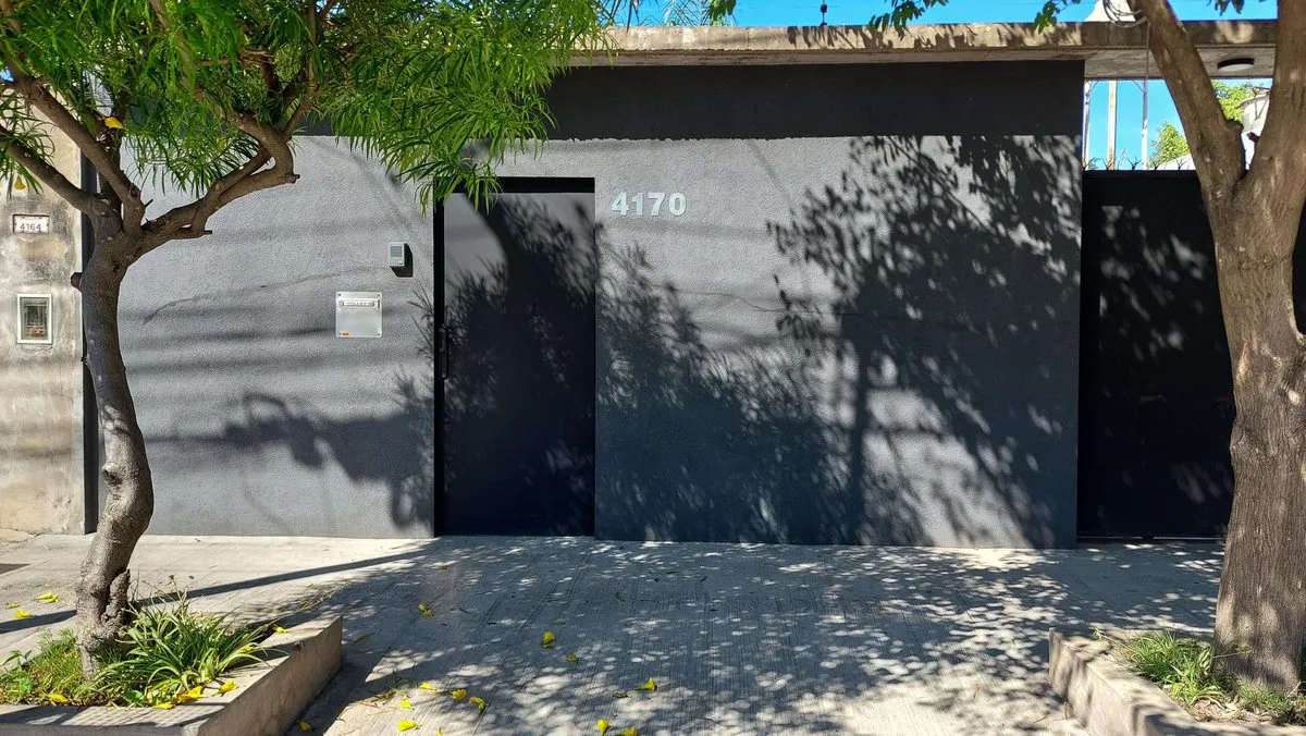 VENTA HERMOSA CASA 3 AMBS CON JARDIN Y COCHERAS foto 2