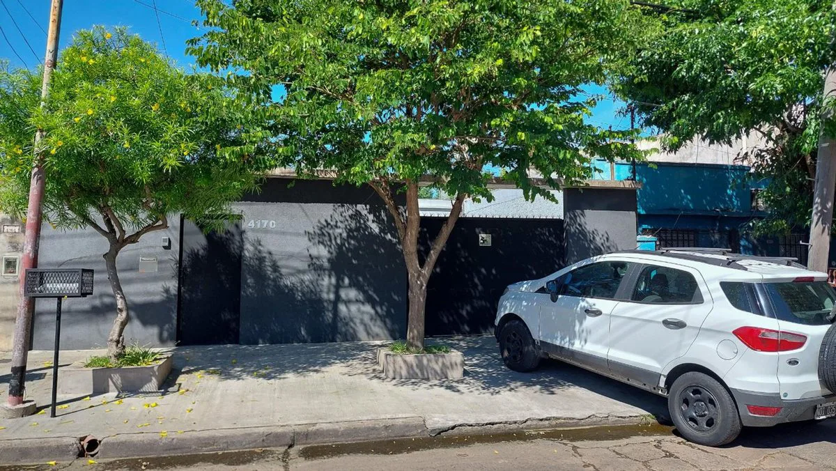 VENTA HERMOSA CASA 3 AMBS CON JARDIN Y COCHERAS foto 3