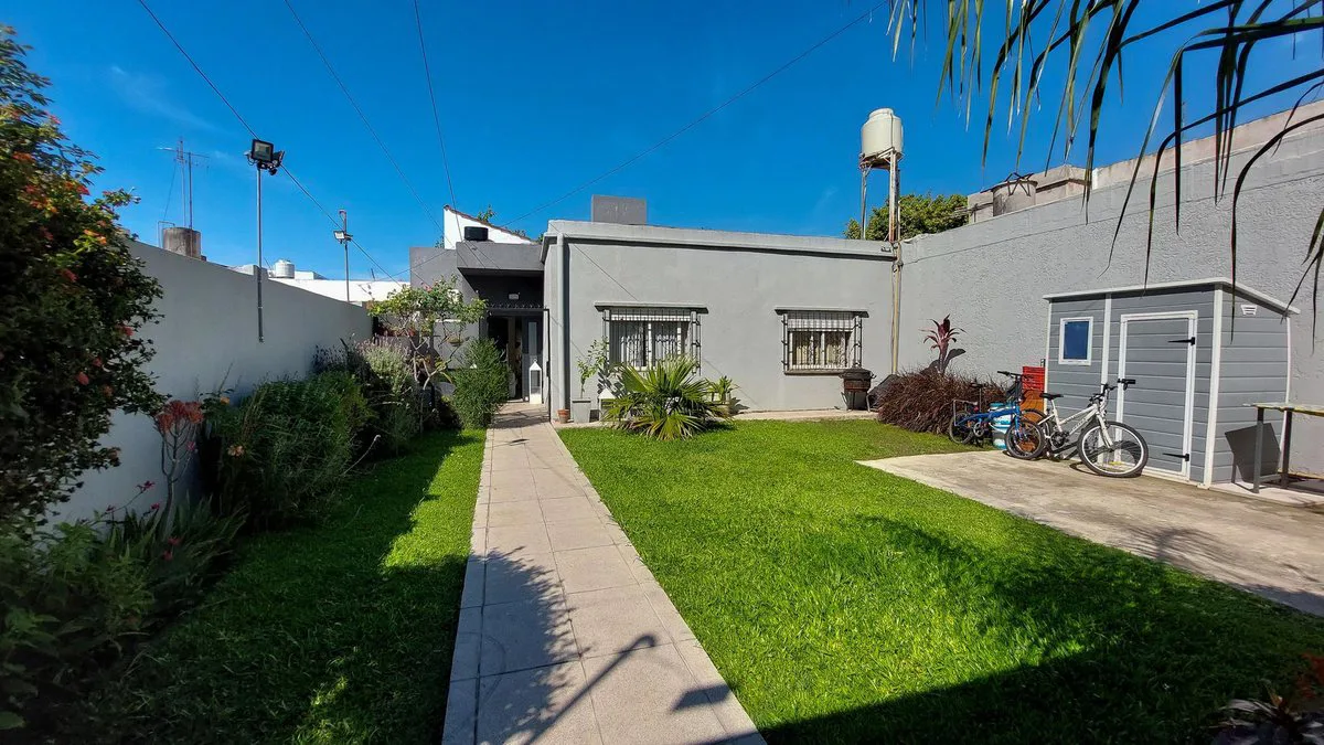 VENTA HERMOSA CASA 3 AMBS CON JARDIN Y COCHERAS foto 4