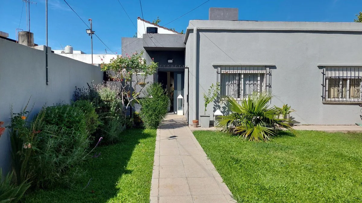 VENTA HERMOSA CASA 3 AMBS CON JARDIN Y COCHERAS foto 5
