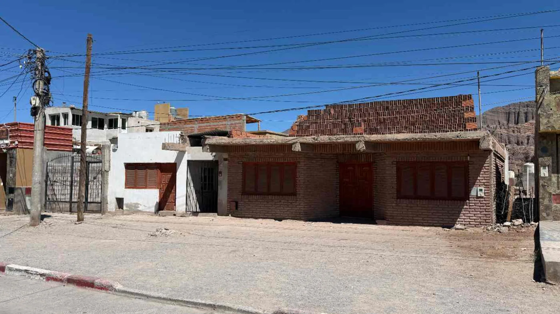 VENTA DE HOSPEDAJE CON LOCALES EN TILCARA foto 2