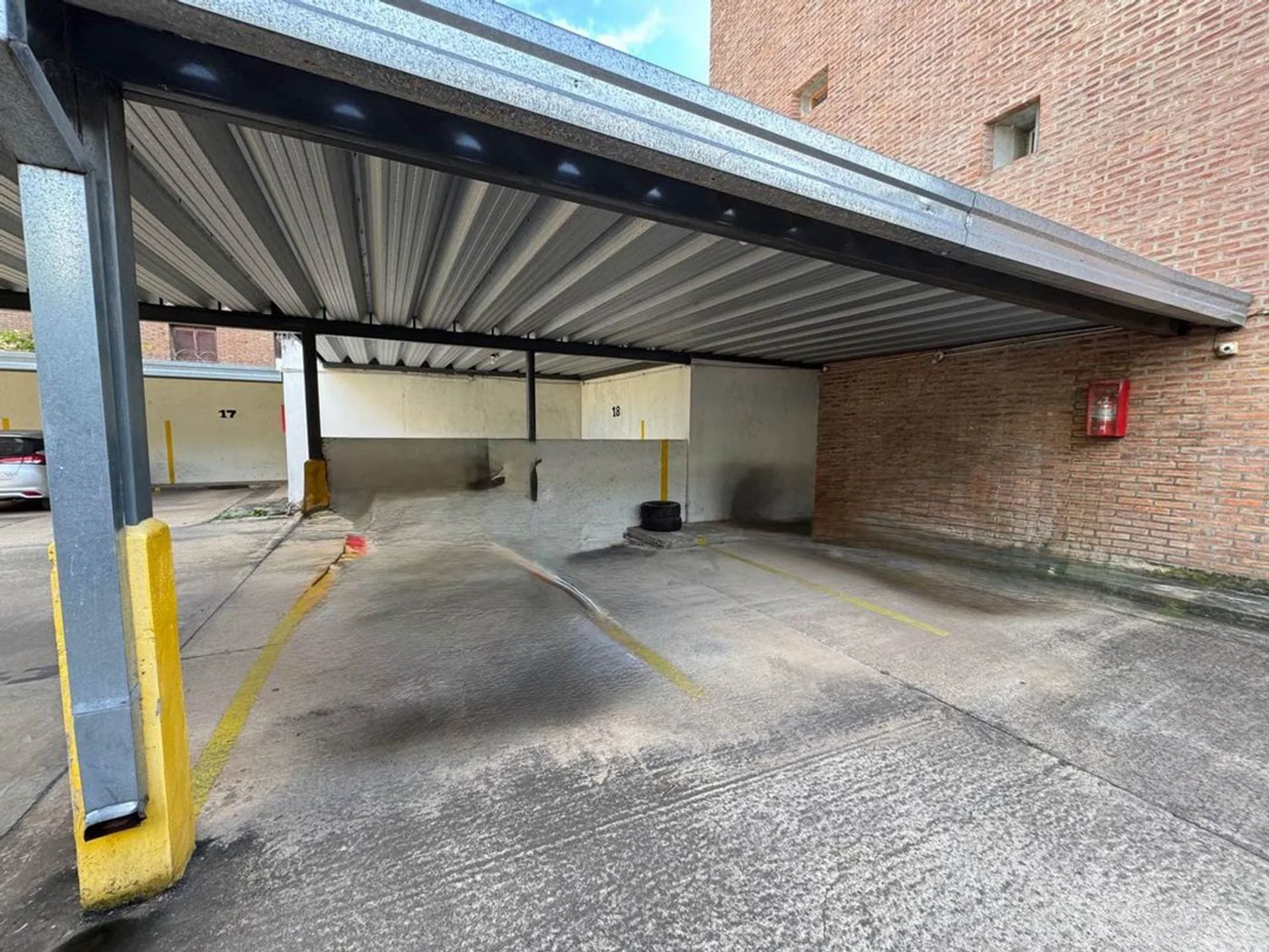 Venta Cochera en calle Mendoza casi Av Freyre foto 3