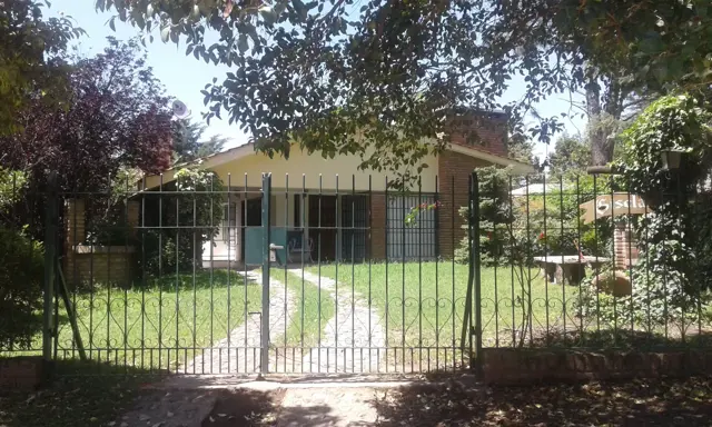 CHALET MUY LINDO CON PATIO - GALERIA - ASADOR - PARA 6-7 PERSONAS.