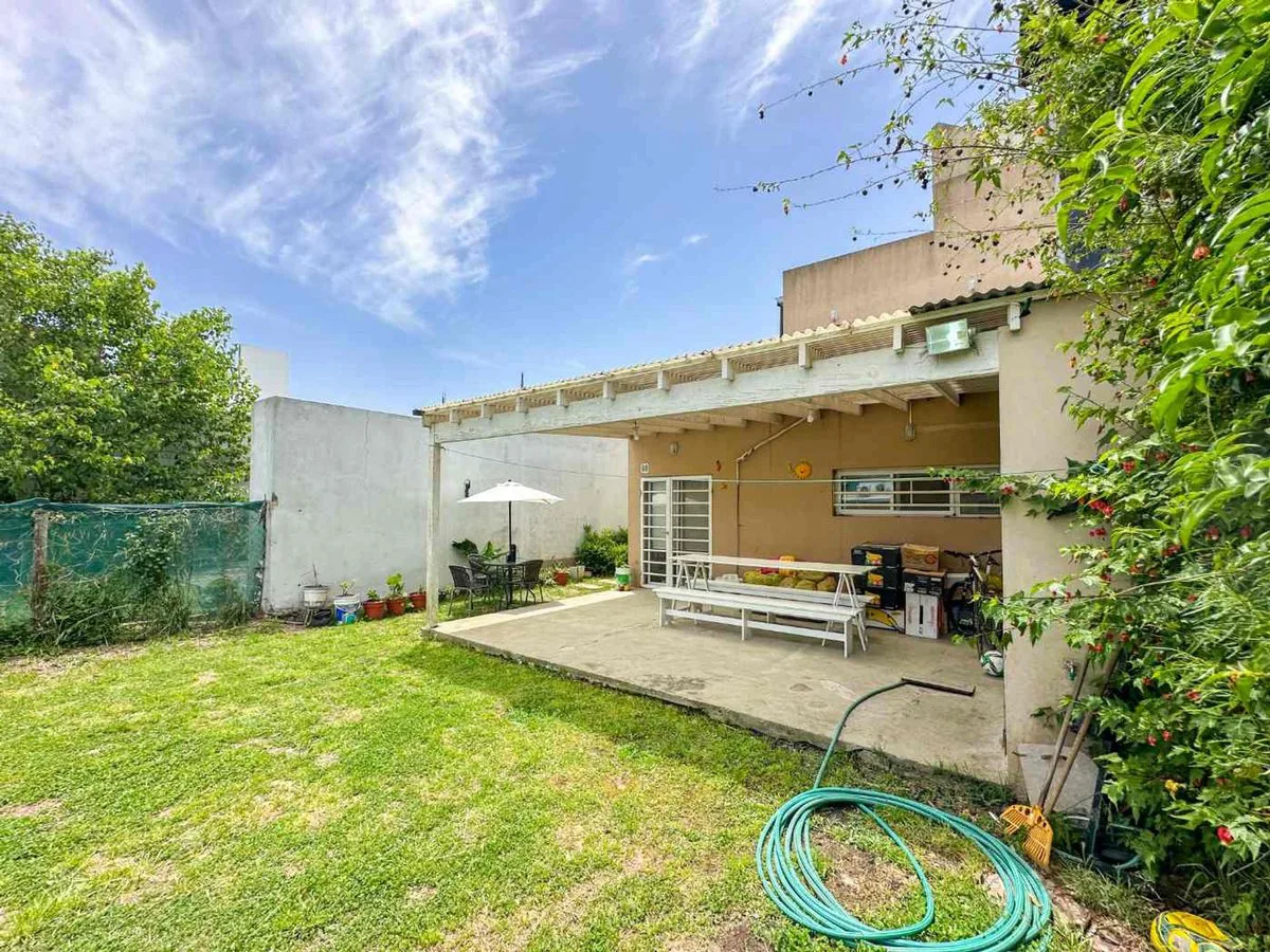 CASA 2 DORMITORIOS EN VENTA PARQUE SICARDI + PATIO foto 2