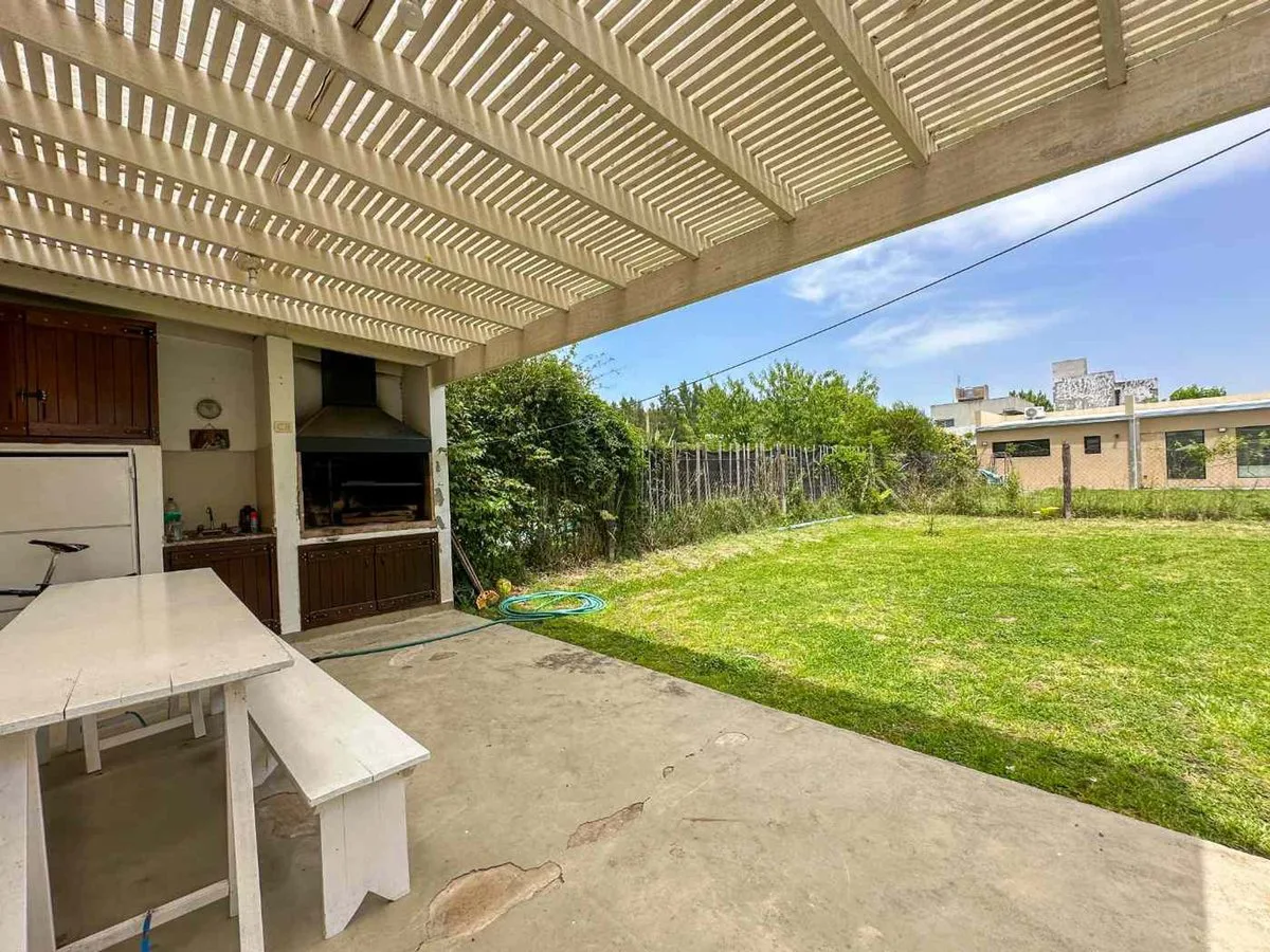 CASA 2 DORMITORIOS EN VENTA PARQUE SICARDI + PATIO foto 3