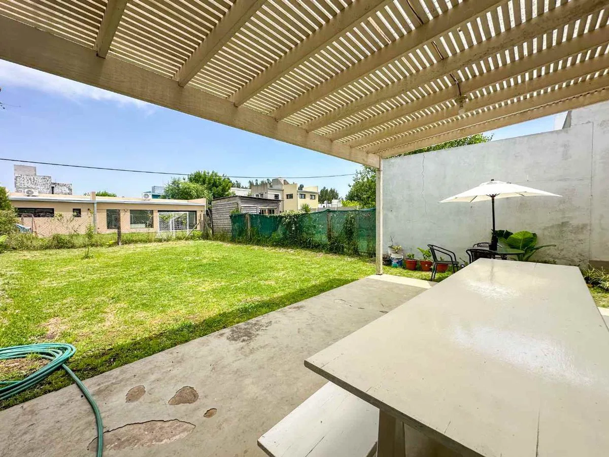 CASA 2 DORMITORIOS EN VENTA PARQUE SICARDI + PATIO foto 4