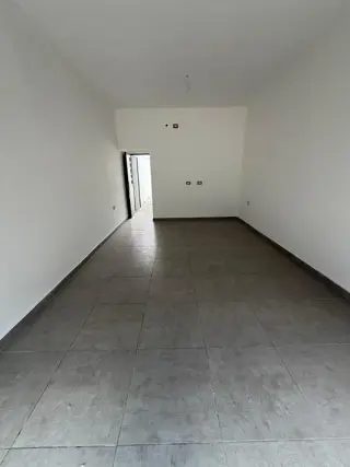 EXCELENTE LOCAL COMERCIAL SOBRE AVENIDA ARIETA DE 3,60 X 7MTS QUE CONSTADE PISO CERÁMICO , VIDRIERA, PERSIANA DE ENROLLAR MICRO-PERFORADA,ANTE-BAÑO,BA foto 3