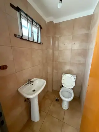 EXCELENTE LOCAL COMERCIAL SOBRE AVENIDA ARIETA DE 3,60 X 7MTS QUE CONSTADE PISO CERÁMICO , VIDRIERA, PERSIANA DE ENROLLAR MICRO-PERFORADA,ANTE-BAÑO,BA foto 4