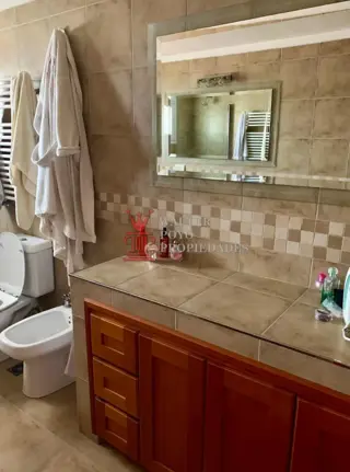 Venta casa tipo chalet permuta, 4 amb, 4 baños uno en suite, garaje 3 autos foto 4
