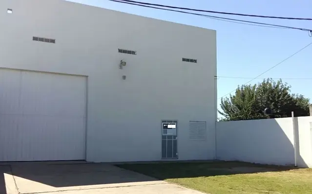 Galpón de 721 m² con oficina, a pasos de Newbery